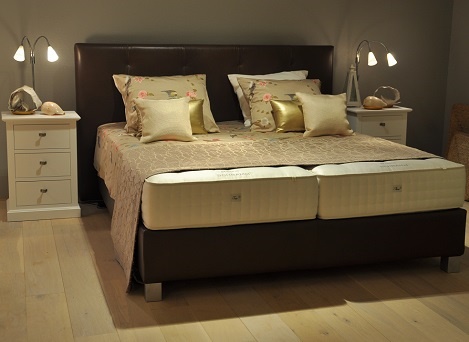Schramm opruiming boxspring prisma hoofdbord leer_Old finish bruin 180x210cm sale,kwlaiteit luxe bedden showroom,aanbieding